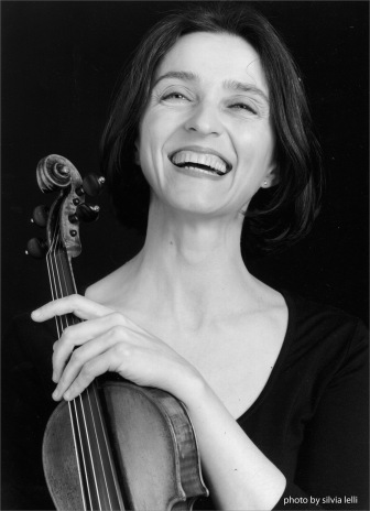 Michelle Makarski sonríe junto a su violín